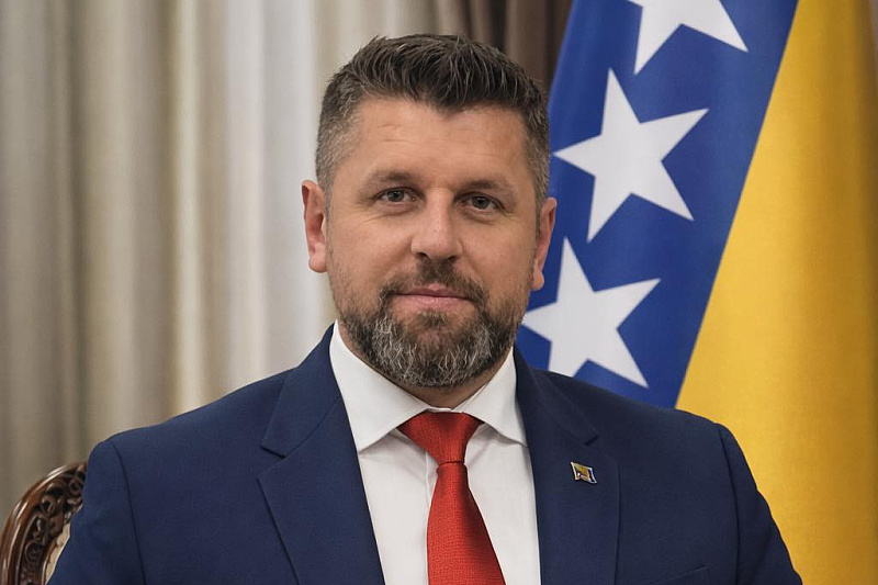 Duraković submitted to the NSRS a law guaranteeing the representation of Bosniaks, Croats, and Others in assemblies.