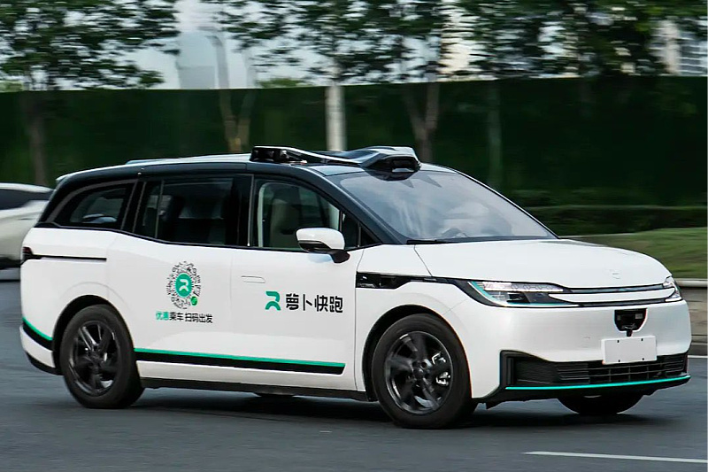 Baidu's robotaxis "froze" on Wuhan's highways, causing traffic jams, delays, and a collision.