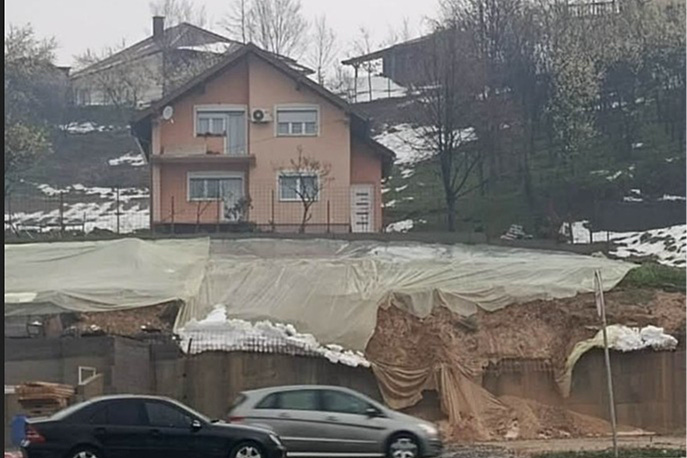 State of emergency in Kalesija: Multiple landslides triggered, residential buildings and a pumping station endangered.