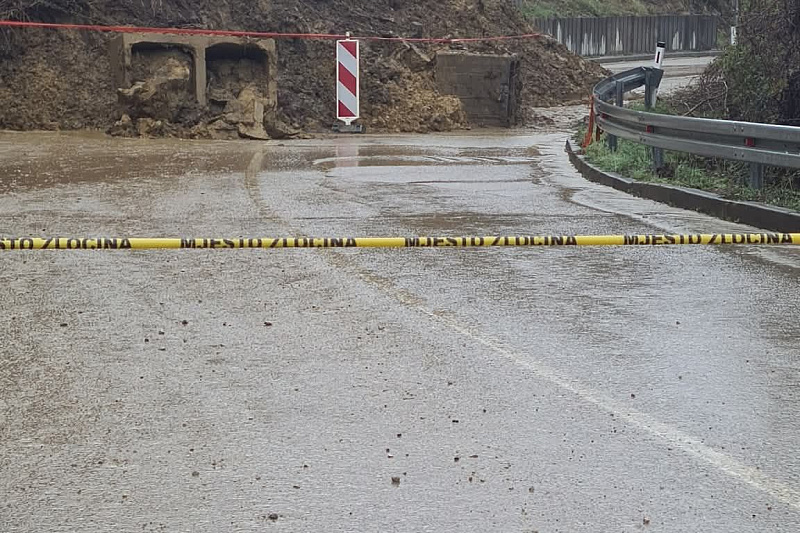 Alarming situation due to the overflowing of the Bosna and Spreča rivers: Several traffic routes in BiH have been suspended.