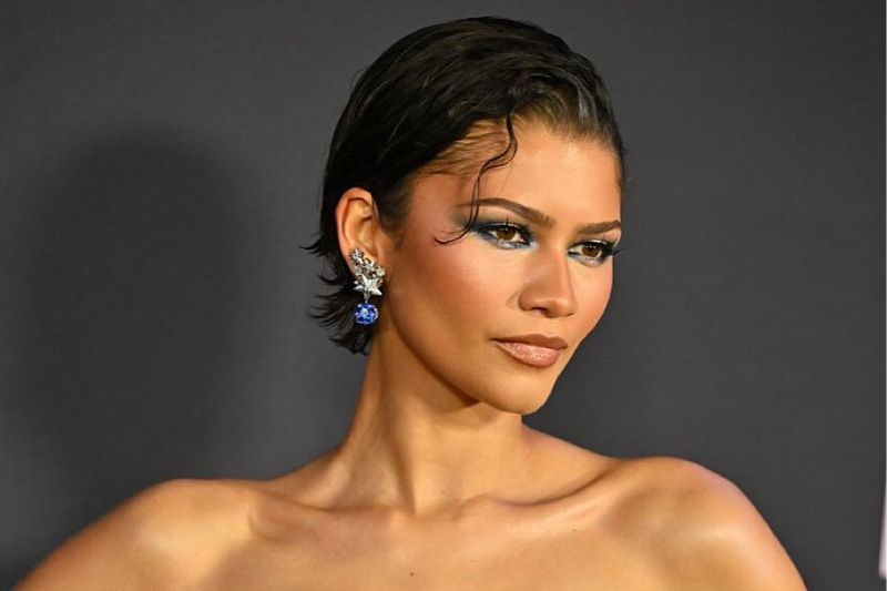 To end with something blue: Zendaya in two outfits, feathers and satin ribbons over transparent fabric