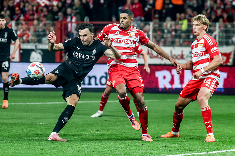 Tabaković played in the second half of Borussia Mönchengladbach's surprising draw, while Bayern avoided defeat with three late goals.
