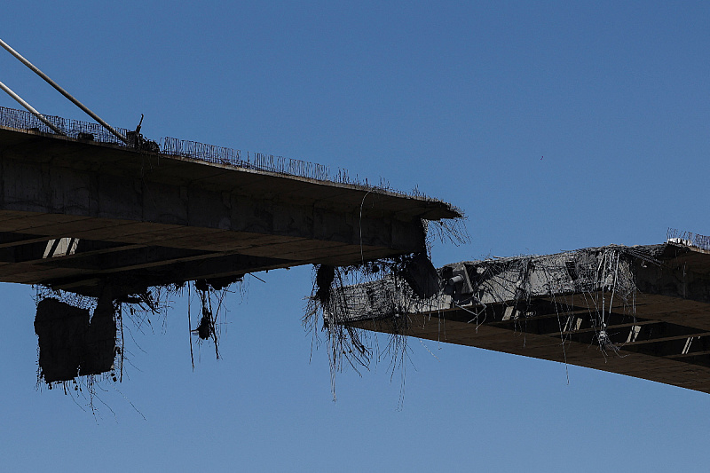 See what the largest bridge in the Middle East looks like after American-Israeli bombing
