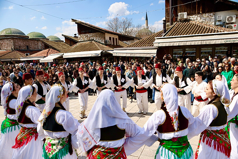 Cultural and artistic societies gifted Sarajevans a ceremonial parade on the occasion of April 6th.