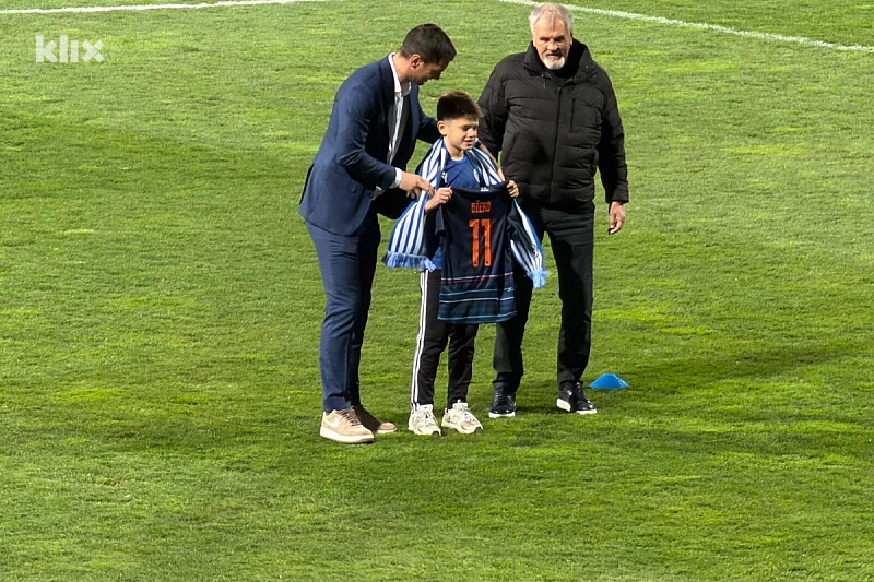 Željezničar hosted the Džeko family at the derby, Dani received a Blues jersey with number 11.