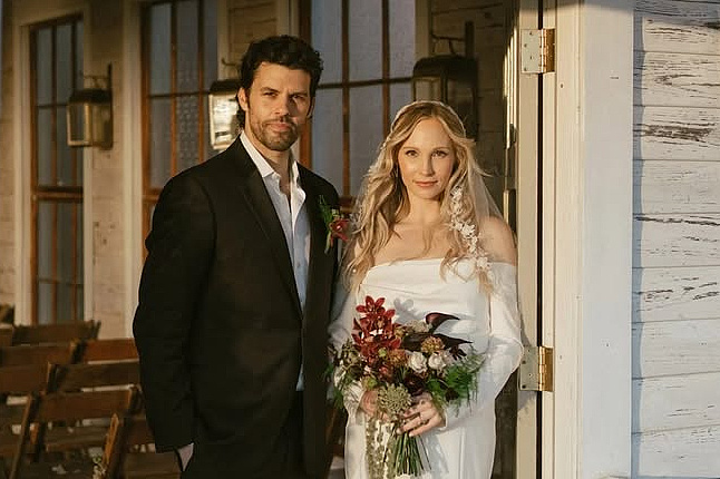 "Vampire Diaries" star Candice King secretly married her colleague Steven Krueger.