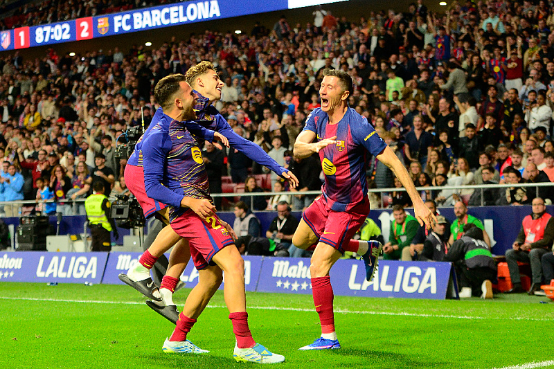 Barcelona wins in Madrid and increases lead over Real, VAR saves Catalans