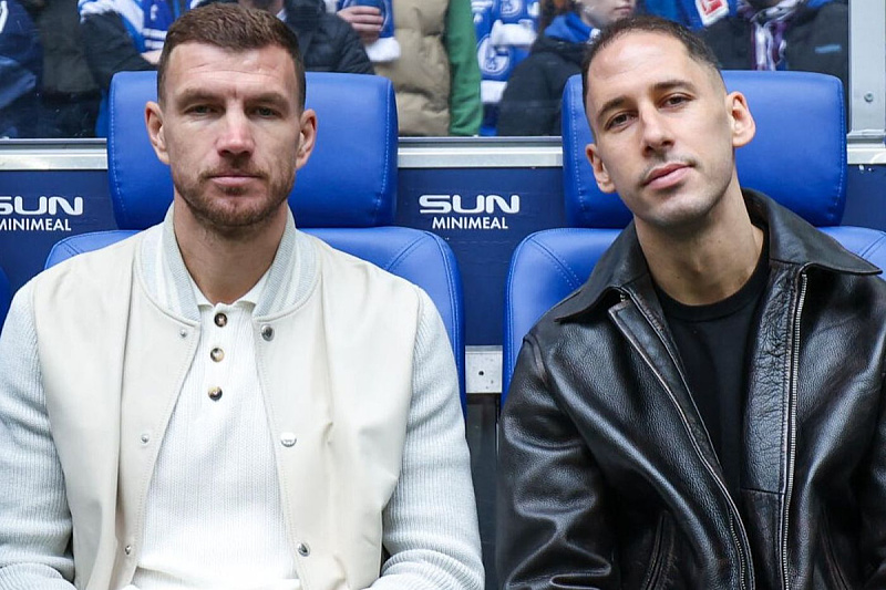 Schalke released photos of Dzheka and Katic: "We're not in the team today, but we're here to support the guys."