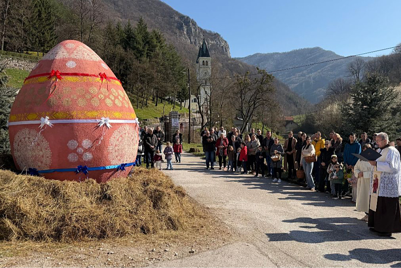 The largest Easter egg in the Balkans has been unveiled and blessed in Kraljeva Sutjeska.