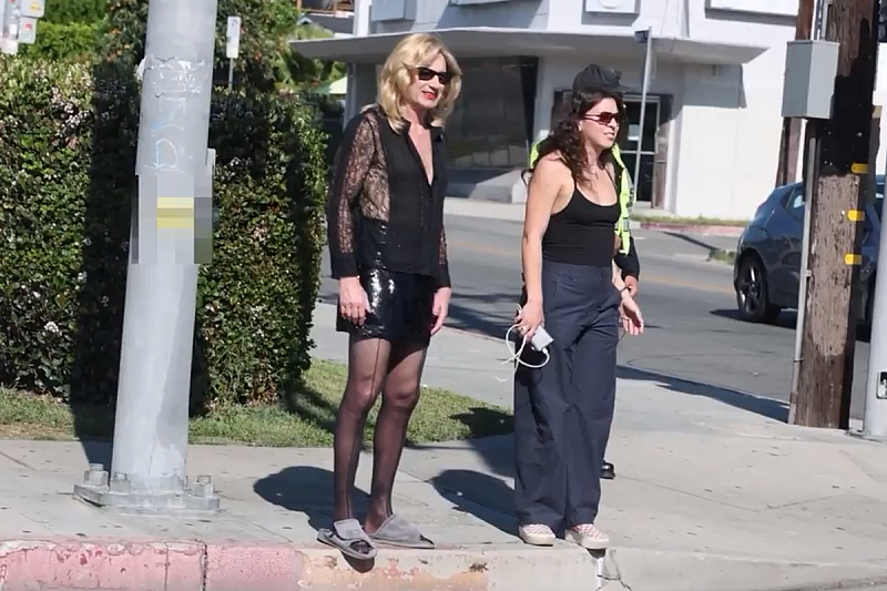 David Duchovny in an unrecognizable look on the film set: Black shirt, skirt, and wig surprise fans.