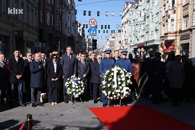 Sarajevo remembers heroes and victims: Flowers laid in front of the Eternal Flame on the occasion of City Day