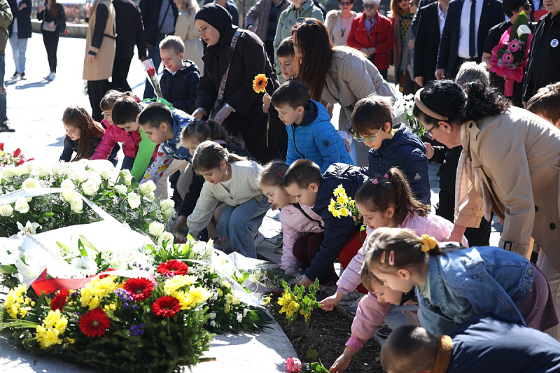 Numerous citizens and delegations paid tribute at memorials in Sarajevo on the occasion of April 6th.