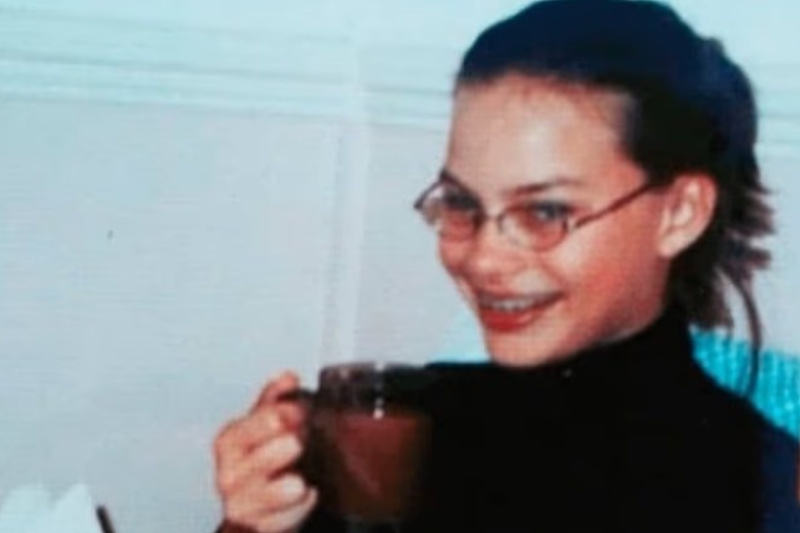 A childhood photo of one of today's most successful actresses is circulating online: Do you know who it is?