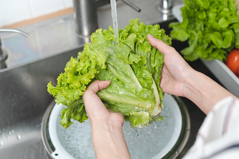 Does washing green salad really remove bacteria?