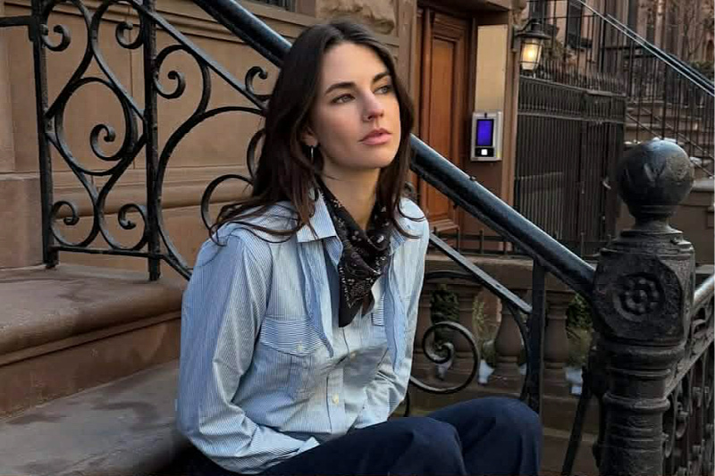 Influencer caught in the act of self-praise from a fake profile, faces mockery