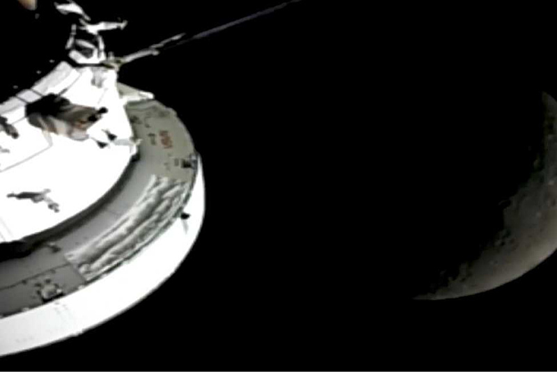 Artemis II successfully passed the far side of the Moon and established contact with NASA.