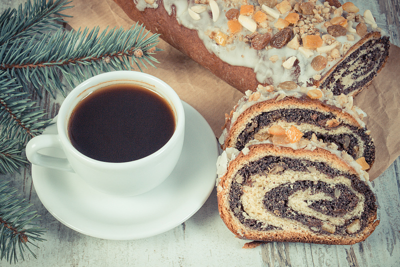 Prepare the most delicious poppy seed roll for which you only need a few ingredients.