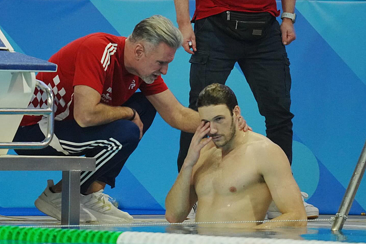 Disturbing / Can it get any worse? Croatian water polo player seriously injured, got a whole finger in the eye