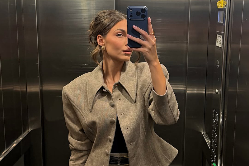 Minimalism at its peak: Džejla Ramović in a structured jacket and a tight skirt at Čola's concert.