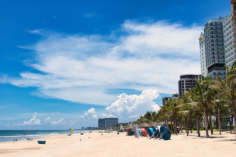 Travel bloggers surprised by prices on their trip: Do you know where cigarettes cost one euro and lunch only two euros?