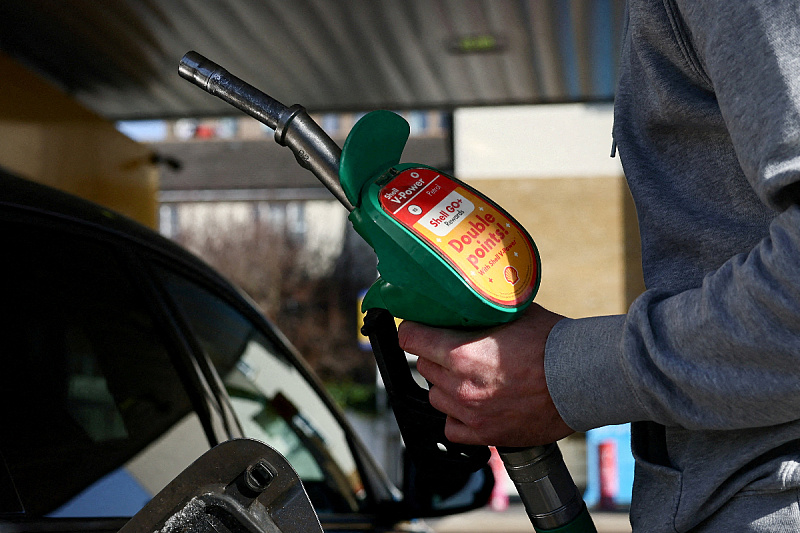 Oil prices plummet on the stock market, but drivers will have to wait to feel it at the pumps.
