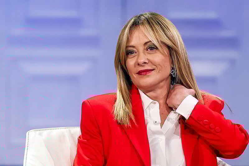 Meloni at the center of scandal over photo with mafia member, fiercely responds to accusations: "Bizarre theory"