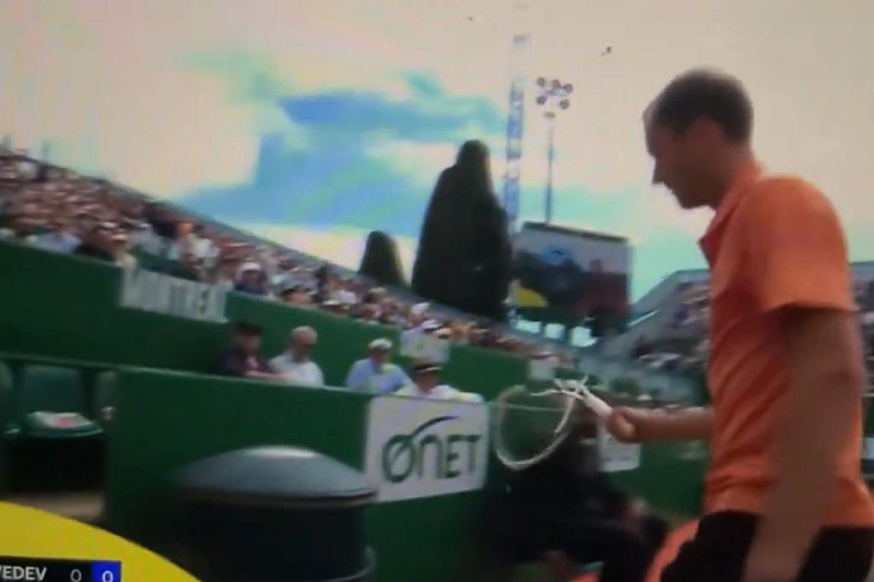 Medvedev smashed his racket like never before, threw it into the trash, then lost 6:0, 6:0 at the Monte Carlo Masters.