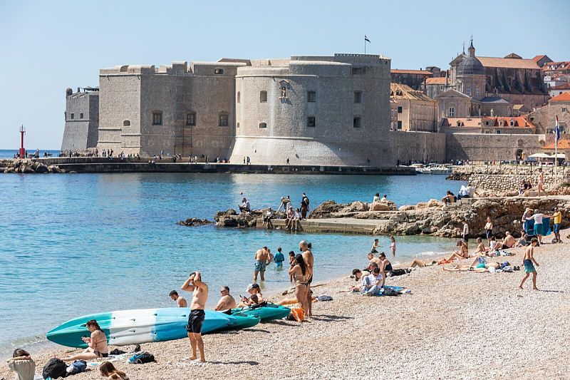 The bravest swimmers took advantage of the sunny weather to enjoy themselves at Dubrovnik's Banje Beach.