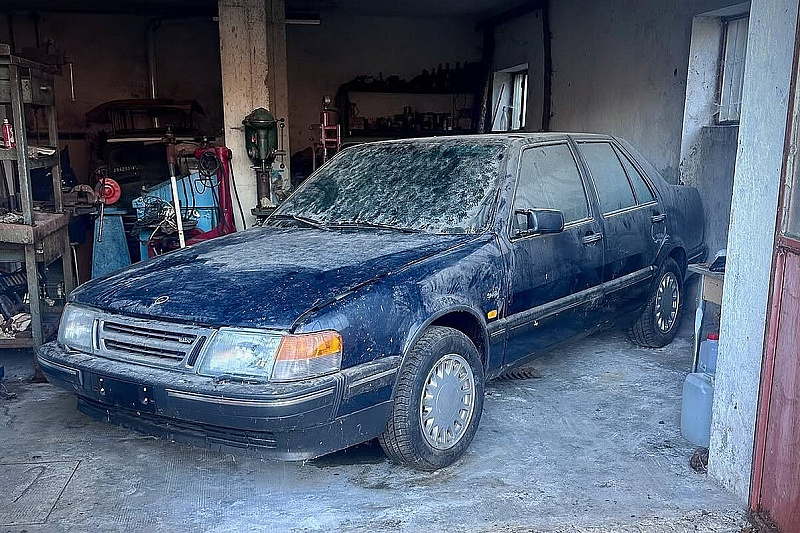 Two never-registered Saab 9000 Turbos found: One has traveled 242 km, the other only 61 kilometers.