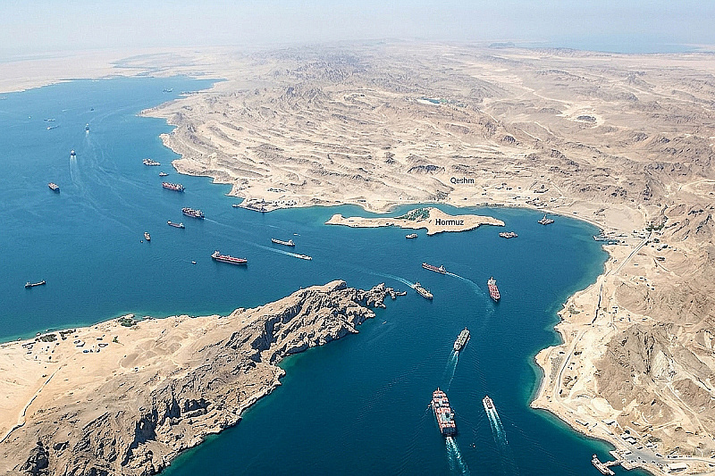 Maritime traffic through the Strait of Hormuz "is at a standstill": Hundreds of ships anchored in the Persian Gulf