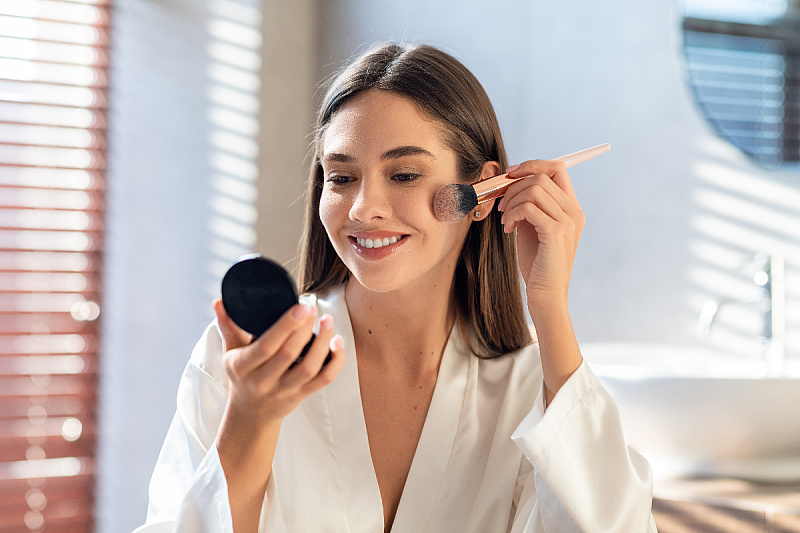 The Return of the 2000s: Why Fashion and Makeup Are Ruled by Nostalgia for the Past