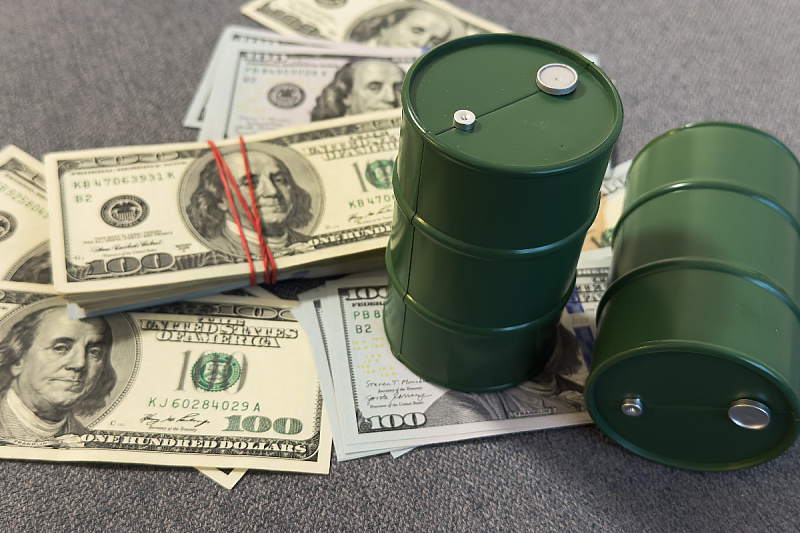 How much oil have Arab states sold less and lost money due to the blockade of the Strait of Hormuz