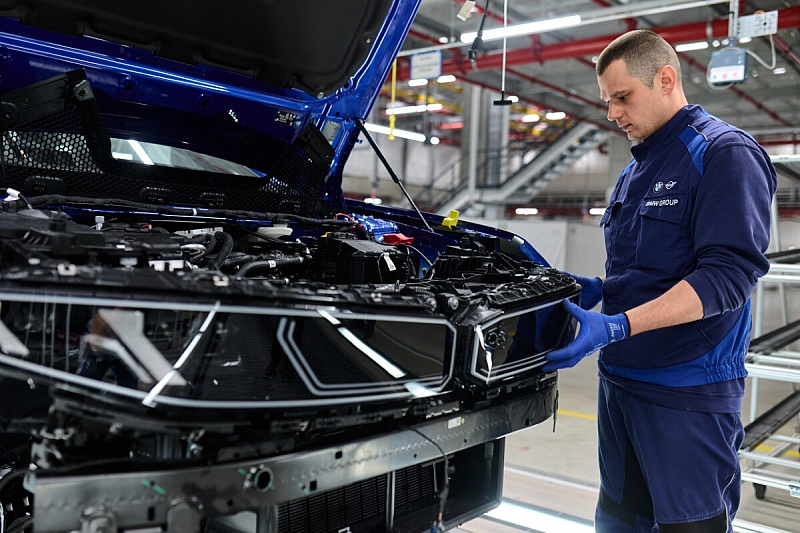 This is how the new BMW i3 is produced in Munich: 800 robots assemble it, and artificial intelligence monitors the quality.
