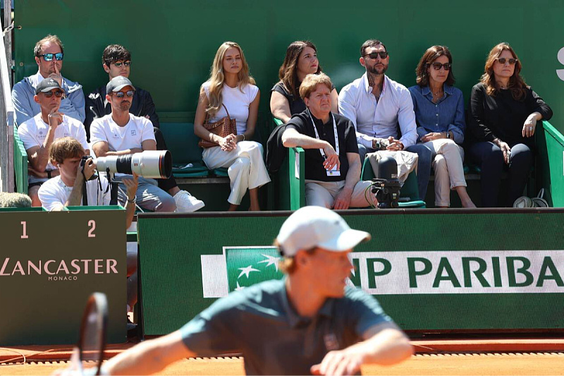 Beautiful Bosnian woman cheered for Jannik Sinner from the front rows at the Monte Carlo Masters.
