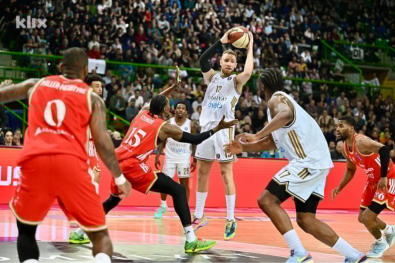 Dubai's basketball players are hosting Efes tonight at Zetra, only a victory keeps them in the game for the Top 10.