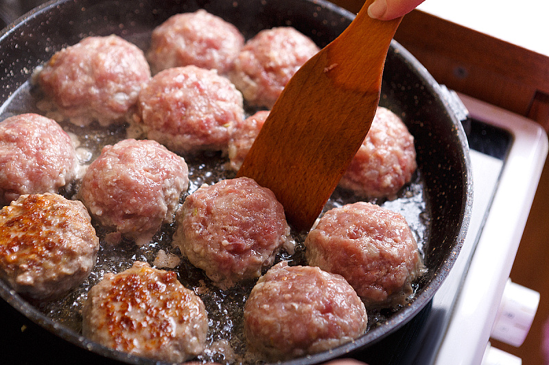 How to prepare juicy meatballs that won't fall apart during frying: With this ingredient, they always succeed.