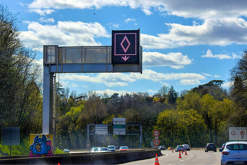 New sign on French highways confuses drivers: Here's what the white diamond means