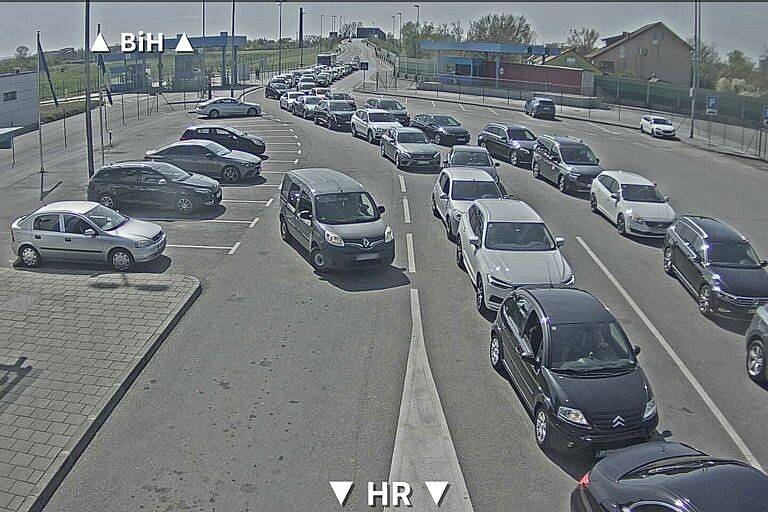 Major traffic jams at border crossings due to full implementation of the EES and Easter.