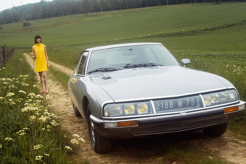 Cars before sensors and software: Driving on three wheels with the Citroen SM? No problem.