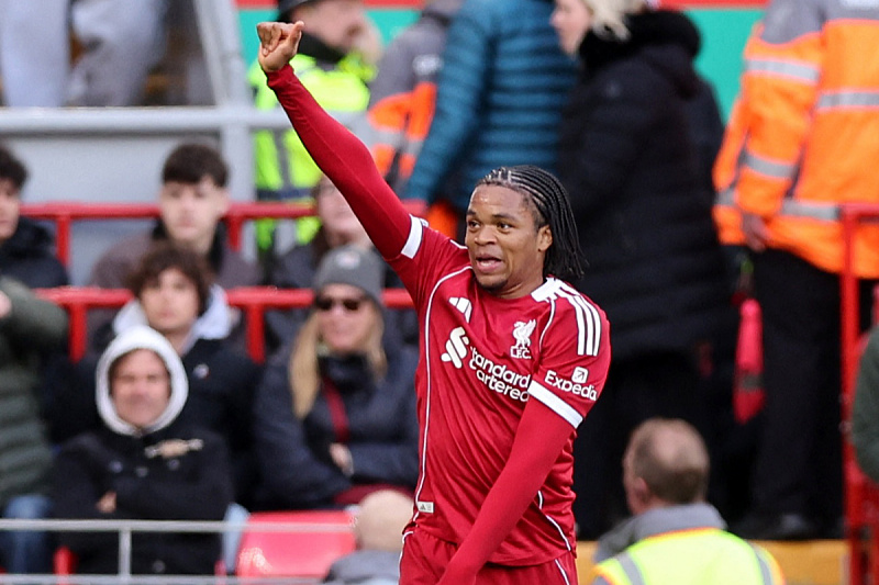 Liverpool ended a three-match losing streak by defeating Fulham with goals from Ngumohe and Salah.