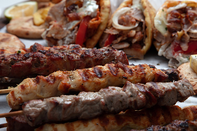 The secret to juicy grilled meat lies in a step most people skip, a small detail makes a big difference.