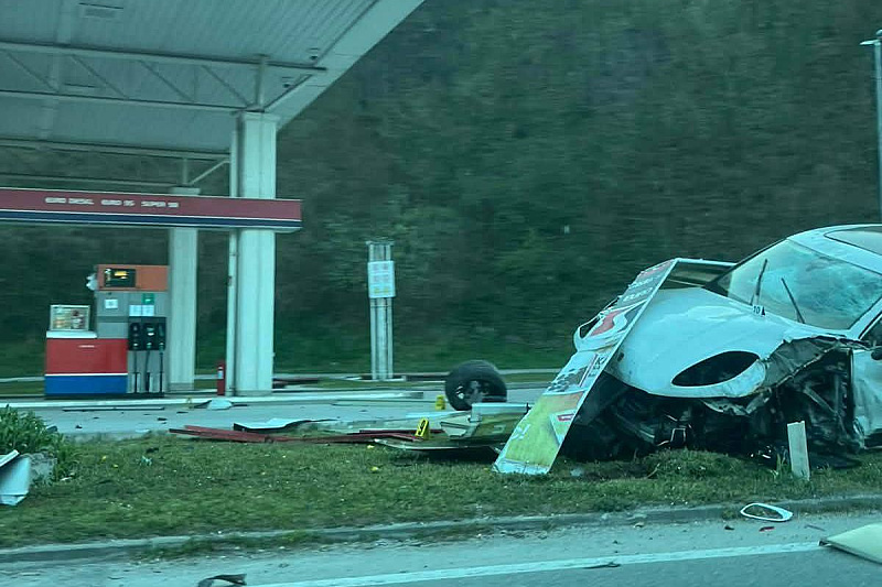 Kladanj: A car hit a price board in front of a gas station and knocked it down, one person injured.