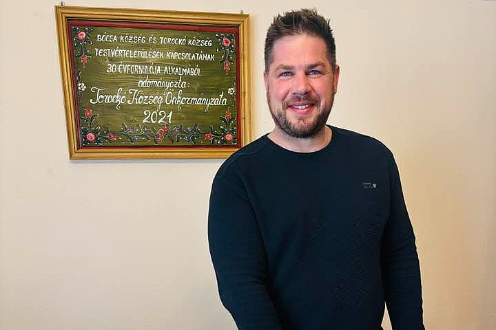 The mayor of Orban announced that he voted for the rival party in the elections.