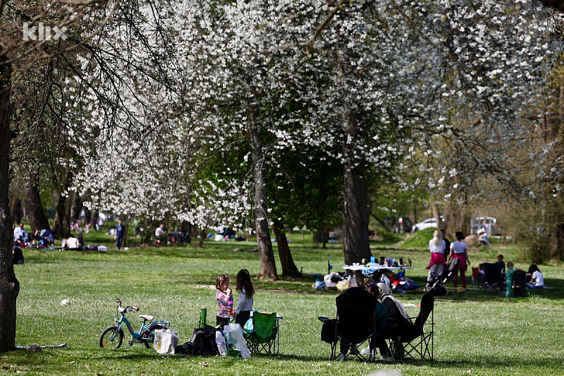 Sun and blossoms "color" Sarajevo: Citizens take advantage of the nice weather for walks and time in nature