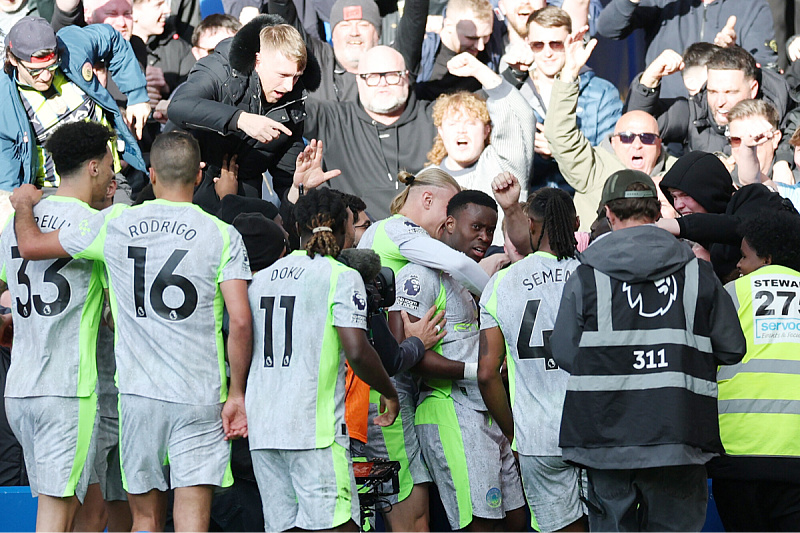 Manchester City crushed Chelsea and fully returned to the race for the English championship title.