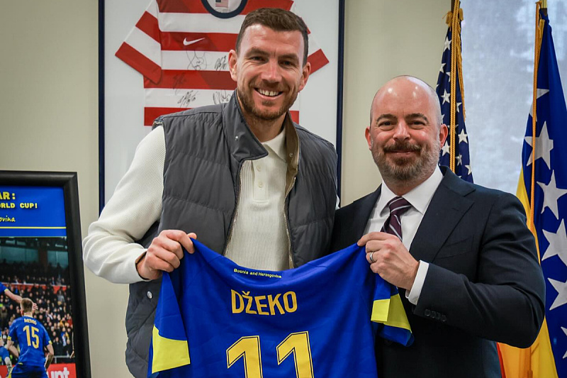 Edin Džeko visited the U.S. Embassy and presented John Ginkel with his autographed jersey.