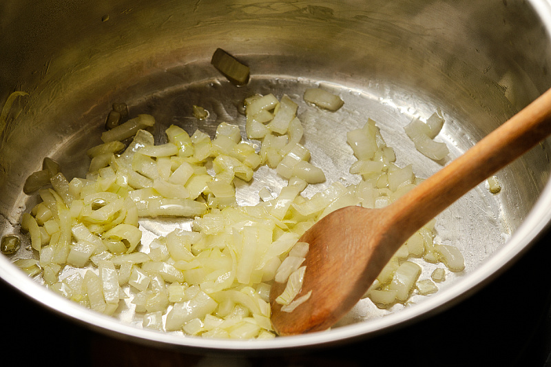 Get rid of the smell of fried onions at home: Try these natural methods