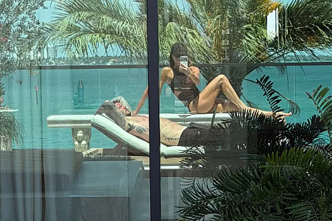 Victoria Beckham boasts a vacation photo from Miami: Toned legs in the foreground.