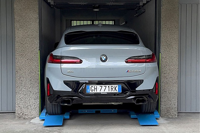 What to do when the garage is too small for the car, and centimeters become enemies? This is a practical solution.