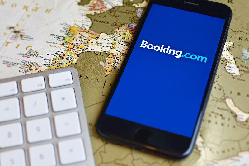 Booking.com suffers a hacker attack: User data and accommodation details compromised.